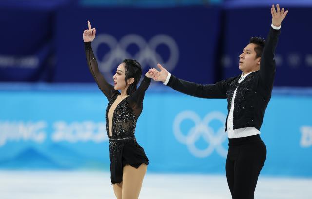 九游娱乐-中俄双人滑打响单项前哨战 俄组合“暗中观察”葱桶